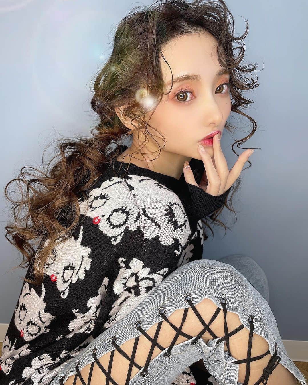 堀井大輔のインスタグラム：「・ ・ ももデータ📸 ・ 2週連続撮影🙌 なかなか撮りに行けないから欲張った笑 最近、伸ばしかけの前髪苦手だったけど 1歩成長した気がする✨ ・ ももちん、いつもありがとう♡ ・ 今日は、サロンさんからの依頼で臨店セミナーを。 卒業式ヘアレクチャーしてきます✊ ・ ・ ・ 𝑚𝑜𝑑𝑒𝑙 @momoko_takasaki  ℎ𝑎𝑖𝑟/𝑝ℎ𝑜𝑡𝑜 @daisuke_5511  ・ ・ #ベティちゃん  #クラウンヘアー #天白区 #名古屋 #栄 #名駅 #美容師求人 #かわいい #ファッション #冬コーデ #コテ巻き #雑誌風 #作品撮り #ボブ #外国人風カラー #サロンモデル #サロモ #インスタ映え #フォトジェニック #巻き髪 #ヘアメイク #透明感カラー #アディクシーカラー #波巻き #イルミナカラー #美容師 #ホリーマジック #ヘアアレンジ #大人かわいい #グレージュ」