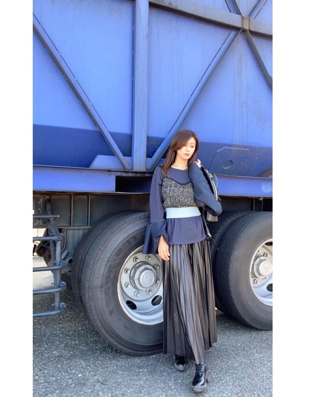 のインスタグラム：「おはようございます🌞  今日は久々の晴れ‼️ 今週もよろしくお願い致します☺️  昨日の着物👘postたくさんのコメントありがとうございます♥️  今日はまた普通のコーデになります😆  いつかのコーデ キャミニット🧶を重ね着した遊び心があるもの☺️  インナーは袖がヒラヒラで別ブランドだけど重ねて着用したら結構合う👍  偶然にも同じような色のトラック🚚が止まってたから一緒に撮影したよ😆 ちょっと同化してるかも笑  今日も笑顔で素敵な一日を☺️  いつもいいね👍コメント📝ありがとうございます♥️  #fashion#snap#style#ootd#womesfushion#selfie#me#コーデ#重ね着コーデ#ニットビスチェ#ヒラヒラお袖#カジュアルコーデ#code#cordi#大人カジュアル#50代ファッション#50代コーデ#アラフィフ#アラフィフコーデ＃コートコーデ#40代ファッション#シンプルコーデ#大人カジュアル#笑顔#感謝#ありがとう」