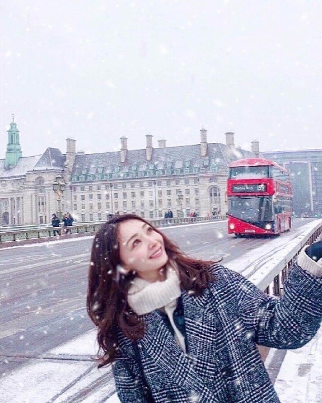 渡辺枝里子のインスタグラム：「【ロンドンで雪🇬🇧❄️☃️】  午前中、ロンドンで雪が降りました☺️  📍Westminster bridge   雪国育ちの私はやっぱり雪を見ると嬉しい😊💕  景色が変わると、気分も変わります😌ロックダウン中に嬉しい雪。  ロンドンアイ🎡と国会議事堂が見渡せるウェストミンスター 橋から。未だ時計台は修繕中。 * * * * * #london #uk #westminstetbridge  #londoneye #snow #winter #doubledecker #parliament  #londondiaries #londonlife  #ロンドン　#イギリス　#ウェストミンスター橋 #ロンドンアイ #国会議事堂　#ロンドンバス　#ロンドン日記　#ロンドン生活　#海外　#海外生活  #冬　#雪　#渡辺枝里子」