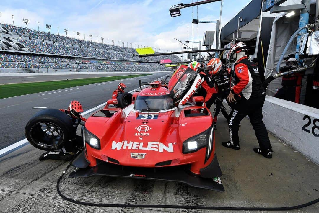 ミシュランさんのインスタグラム写真 - (ミシュランInstagram)「Today we qualified to see who’d celebrate starting first for next week’s #Rolex24 in the #MotulPole Award 100. It caps off a busy #ROAR24 weekend to kick off a new @imsa_racing season.   Stay tuned for more when we’re back at Daytona soon.」1月25日 7時29分 - michelinusa