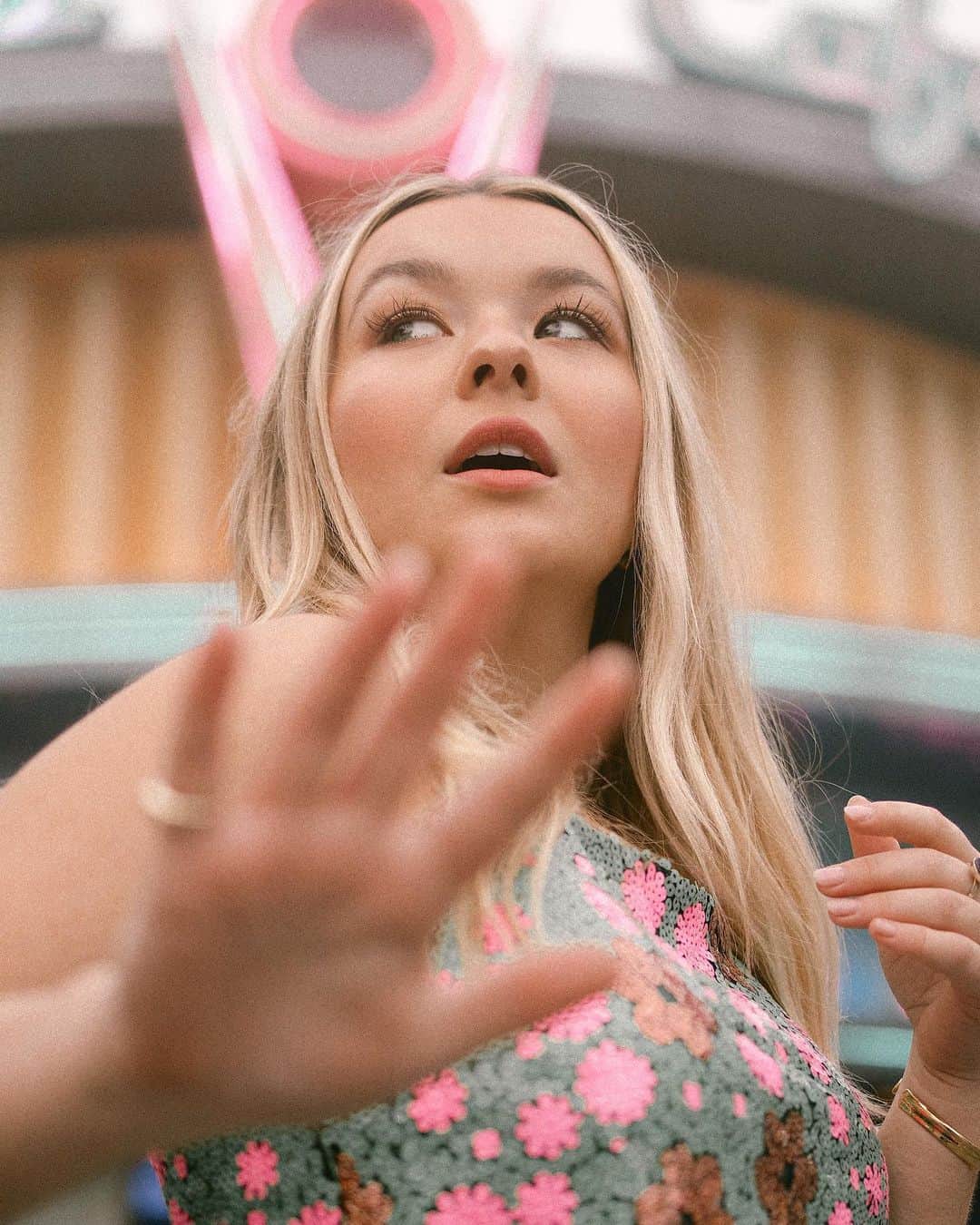トーリ・ウェブスターのインスタグラム：「✨3 TIPS FOR SHOOTING ON SET ✨   1. come prepared to ~play~ the best moments are captured when your guard is down 📸 2. wear bright and bold colours - you want the gig? you want to stand out? grab the neon and make it happen 💚⚡️  3. you decide what you want the lens to capture - are your eyes in focus? accessories blurred? the camera adjusts to your movements and not the other way around 🎬   let me know if you want more on-set tips!👇🏻」