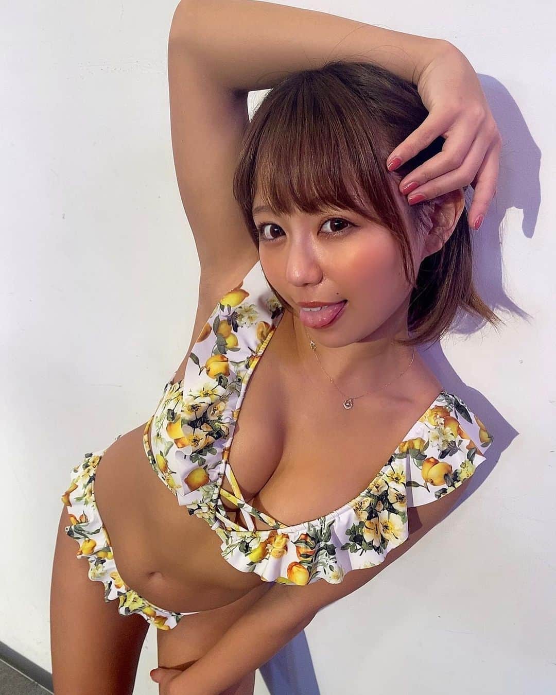 亜矢みつき（神谷充希）さんのインスタグラム写真 - (亜矢みつき（神谷充希）Instagram)「おnewな水着🍋🍃 どうかな🥸？ #水着 #bikini #lemon」1月25日 7時33分 - ma.yamitsuki