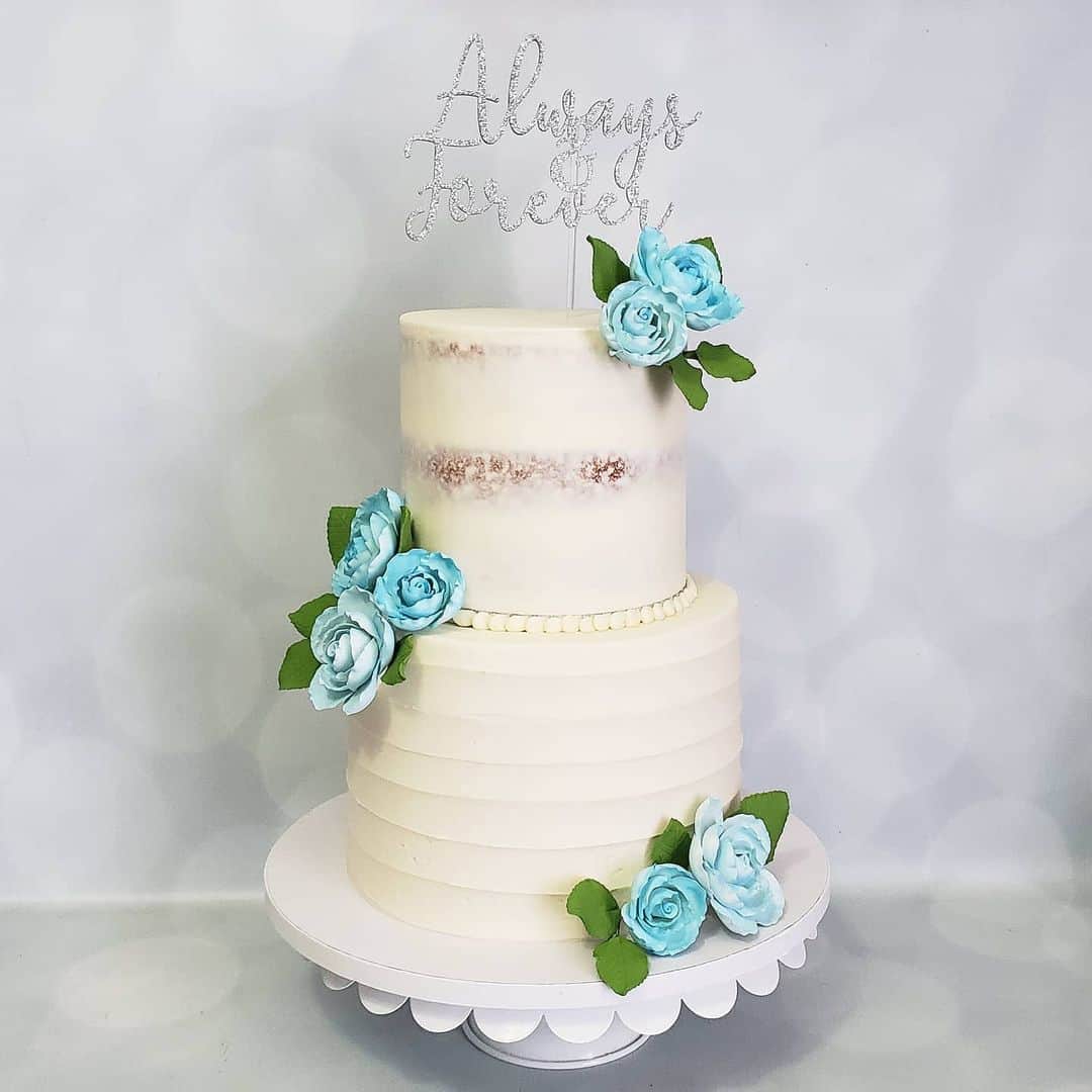 Honey Bee Cakesのインスタグラム：「Blue Rose Wedding Cake  Topper by @_paperprettiesbyili_」