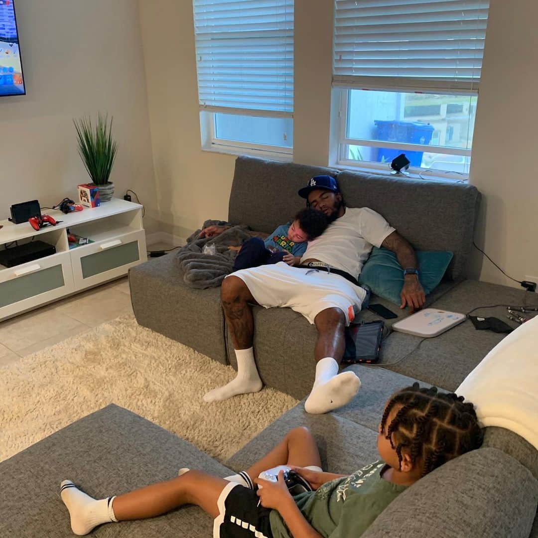 デショーン・ジャクソンのインスタグラム：「Sunday fun day wit my boys, As you can see they always get the best of me .. 😂」
