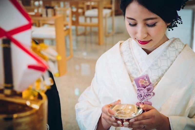 八雲迎賓館 【結婚式 パーティ 記念日 人生儀礼】福井さんのインスタグラム写真 - (八雲迎賓館 【結婚式 パーティ 記念日 人生儀礼】福井Instagram)「. . 新郎新婦の絆を強くし 神様や家族やゲストへの感謝をする儀式✨  三三九度の盃✨✨  #anniversary #神前式 #八雲迎賓館 #三三九度の盃 #夫婦固めの盃 #結婚式レポ #前撮りレポ #白無垢 #八雲の卒花さん #福井結婚式#結婚式 #福井#福井市#福井県 #fukui #福井結婚式場 #福井市結婚式場 #新郎新婦 #夫婦 #おしゃれ花嫁 #全国のプレ花嫁さんと繋がりたい #日本中のプレ花嫁さんと繋がりたい #卒花#北陸花嫁 #ウェディングレポ #ウェディングプランナー  @modecollectionmiwa @photo_linx @yakumogeihinkan」1月25日 7時47分 - yakumogeihinkan