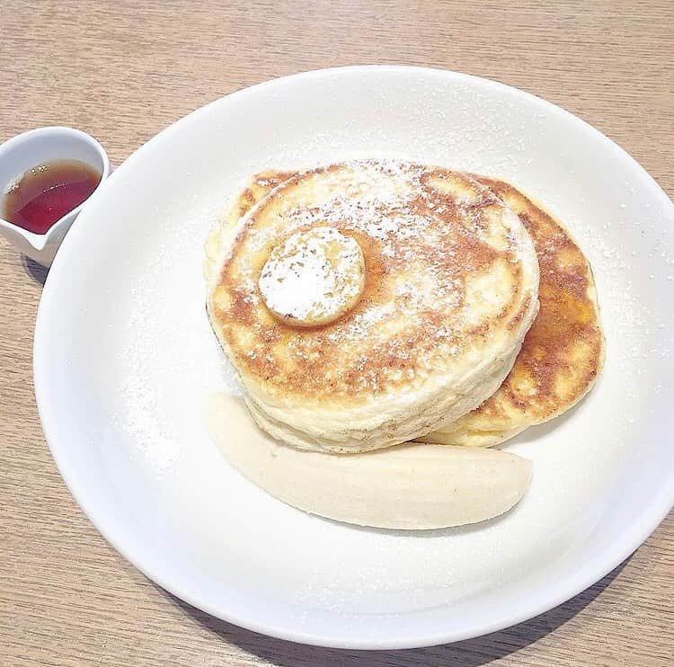 中嶋アンナのインスタグラム：「🍽❤︎ 期末のレポートに向き合っていたせいかパンケーキ欲がすごく、かなり昔に食べた写真でお腹を満たしています😫…!  なかなか気軽に外出できる状況下ではないので 課題を終えたらお家でパンケーキを作ろうっと🥞‼︎  ではでは月曜日ですが今日も一日お仕事や学業頑張りましょう~🥨  #パンケーキ#パンケーキ巡り#お台場カフェ #カフェ巡り#カフェ好きな人と繋がりたい #カフェ巡り好きな人と繋がりたい #bills#billsお台場#pancakes #sweets #stayhome #instagram #instagood #instafood #fff#f4follow」