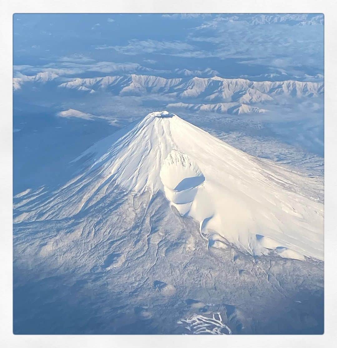 更井真理さんのインスタグラム写真 - (更井真理Instagram)「Good Morning Mt.Fuji✨🙏✈️Going to Osaka for a day shoot #Mt.Fuji #富士山」1月25日 7時45分 - saraimari724