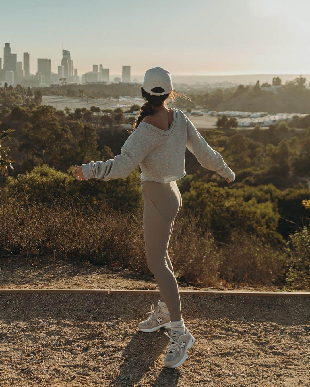 Collage Vintageさんのインスタグラム写真 - (Collage VintageInstagram)「Sunday Hike 👟 I love to go to Elysian Park with Diego to take some fresh air meanwhile we enjoy the beautiful views of downtown! @aloyoga」1月25日 7時45分 - collagevintage