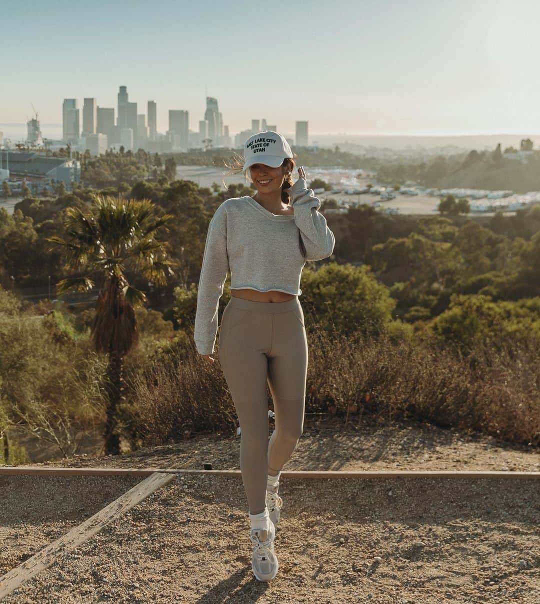 Collage Vintageのインスタグラム：「Sunday Hike 👟 I love to go to Elysian Park with Diego to take some fresh air meanwhile we enjoy the beautiful views of downtown! @aloyoga」