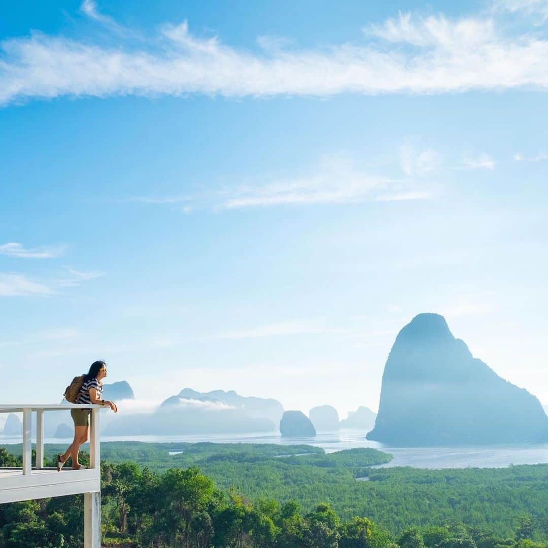 タイ国政府観光庁さんのインスタグラム写真 - (タイ国政府観光庁Instagram)「／ パンガー湾から おはようございます☀️ ＼  プーケット島の北東に位置する「パンガー湾」は、大小約160もの島が浮かぶエリア🏝海上に突き出た奇岩や洞窟が特徴的で、スピードボートや帆船を使ったクルーズ・ツアーから、シーカヌーを漕いで洞窟を巡る探検ツアーまで、さまざまなアクティビティが楽しめます😎  一番の目玉は、映画『007／黄金銃を持つ男』のロケが行われた「タプー島」！ 「ジェームズ・ボンド島」の愛称で親しまれる、パンガー湾の人気スポットです😉💕  今週も体調に気をつけながら、1週間がんばりましょう😊  #今週も頑張ろう #パンガー湾 #ジェームズボンド島 #タプー島 #南の島 #秘境 #絶景 #自然が好き #探検隊 #映画ロケ地 #こんなタイ知らなかった #もっと知りタイ #タイ旅行 #旅好きな人と繋がりたい #旅行好きな人と繋がりたい #海外旅行 #thailand #aophangnga #hiddengems #007 #007location #viewpoint #amazingthailand #thailandtravel #thailandtrip #thai #thaistagram #lovethailand」1月25日 7時57分 - amazingthailandjp