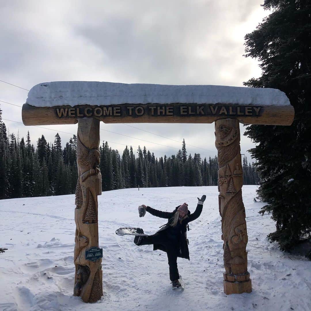 ヘイリー・ベルのインスタグラム：「Can you tell how excited I was to finally be back in the mountains?!  . . . #kananaskis #kcountry #snowshoe #hike #explorealberta #foxlake #getoutthere #explore」