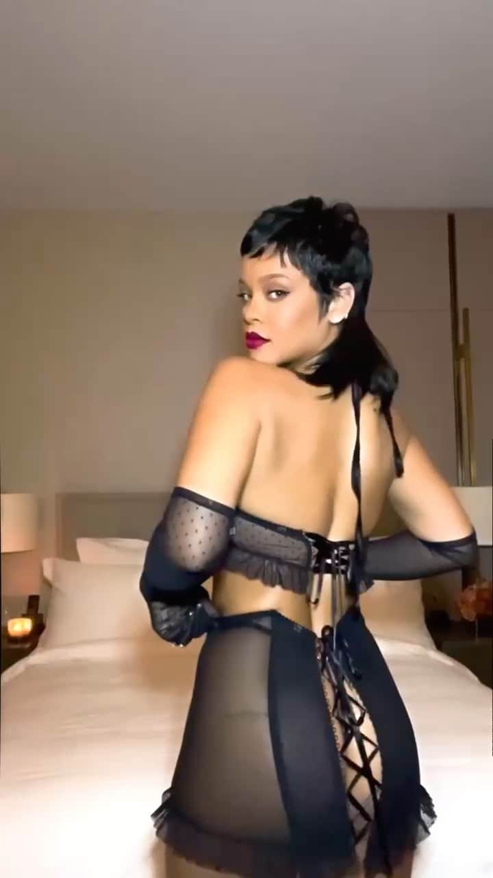 リアーナのインスタグラム：「Cupid could NEVA! #ValentinesDayCountdown  @savagexfenty」