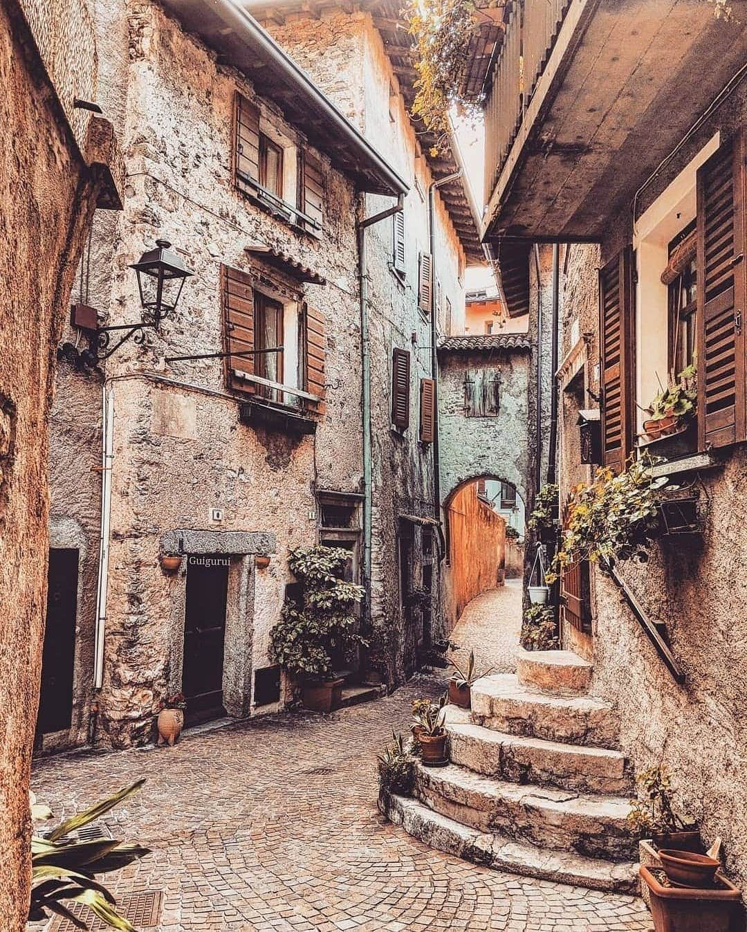 Guido Gutiérrez Ruizのインスタグラム：「We will soon reunite and travel the world again • Volveremos a reunirnos y a recorrer el mundo 🙏🏼⁣ ⁣ Quería compartir con vosotros fotos que hice en Italia, Serbia, Londres, Tanzania, India, Portugal, Escocia, Costa Rica, Toronto y Japón. ⁣ ⁣ I wanted to share with you photos I  have taken in #Italy, #Serbia, #London, #Tanzania, #India, #Portugal, #Scotland, #CostaRica, #Toronto and ⁣  #Japan」