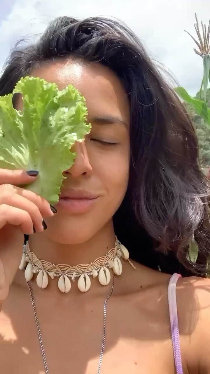 Yanna Lavigne 稲垣アンのインスタグラム：「Domingo na horta, featuring @lucialavignedelrei e nossas colheitas 🥬💚」