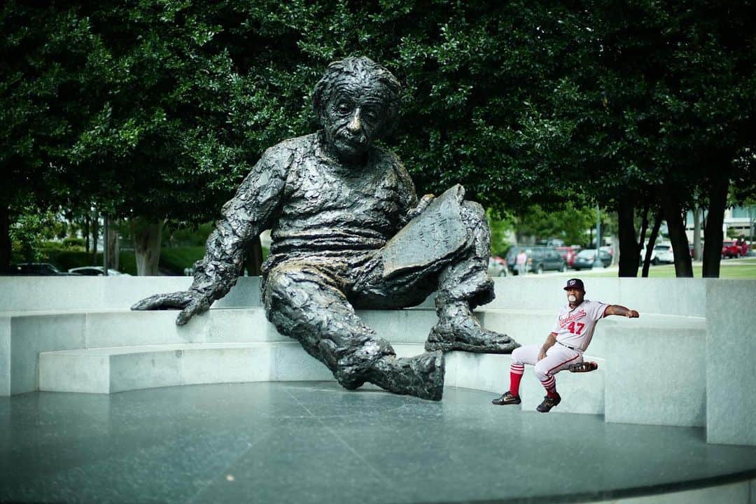 ハウィー・ケンドリックのインスタグラム：「Just chilling with Albert while he drops some knowledge on me. @nationals #leica」
