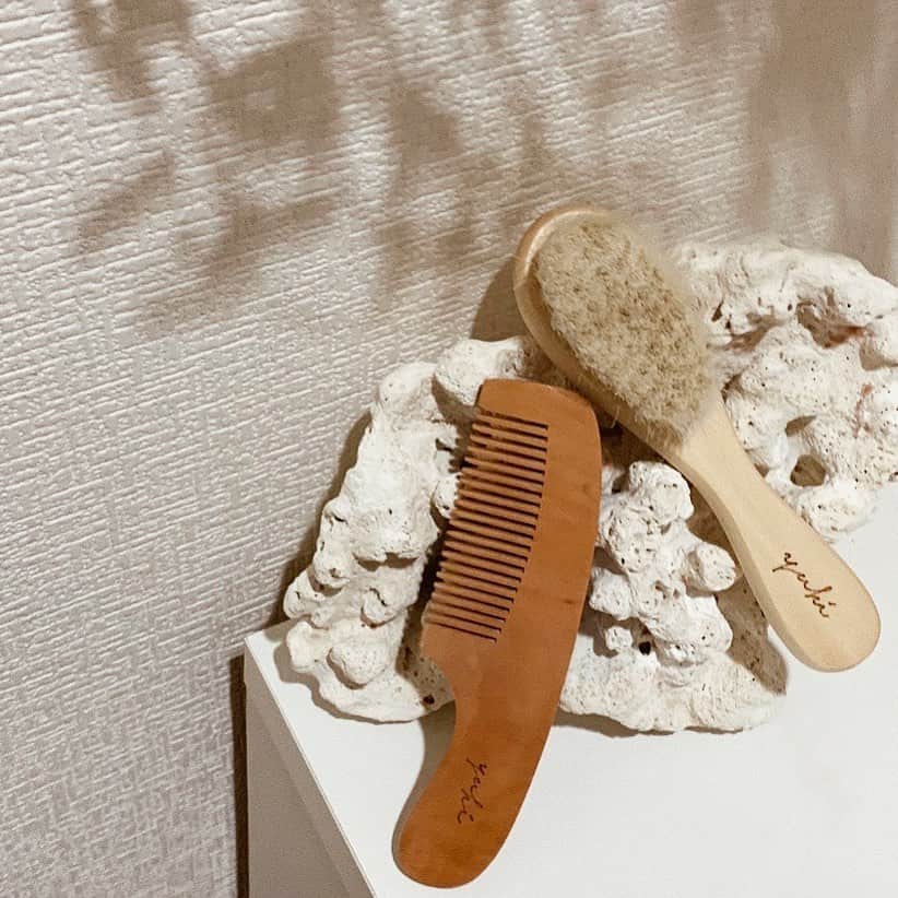 ayacasuのインスタグラム：「* * * 以前応募していた @jiji.shop____ さまのbrush & comb なんと当選しました🥺👏🏻♡ * 天然桃の木🪵と山羊毛🐑だから デリケート肌な息子のお助けマン✨✨ お風呂あがりに通すだけで髪の毛ツルサラになった😳💡 * 名前も入れてもらったよ😘 * 頭皮の皮捲れも気になってたから 頭皮に優しい柔らかいブラシはかなり助かるなぁ💕 最近ワンオペで少し疲れてきてたとこやったから 使うのがわたしの楽しみにもなった🥰頑張ろ🎵 * * * #ベビー用品 #歯固め #ブラシ #コーム #髪の毛サラサラ #育児日記 #子育てぐらむ #ハンドメイド #山羊毛ブラシ #天然木材 #ベビーグッズ #赤ちゃんのいる生活 #赤ちゃんのいる暮らし #男の子ベビー #男の子ママ #生後2ヶ月 #2ヶ月ベビー #2ヶ月baby #babyboy #赤ちゃん用品 #プレゼント企画」