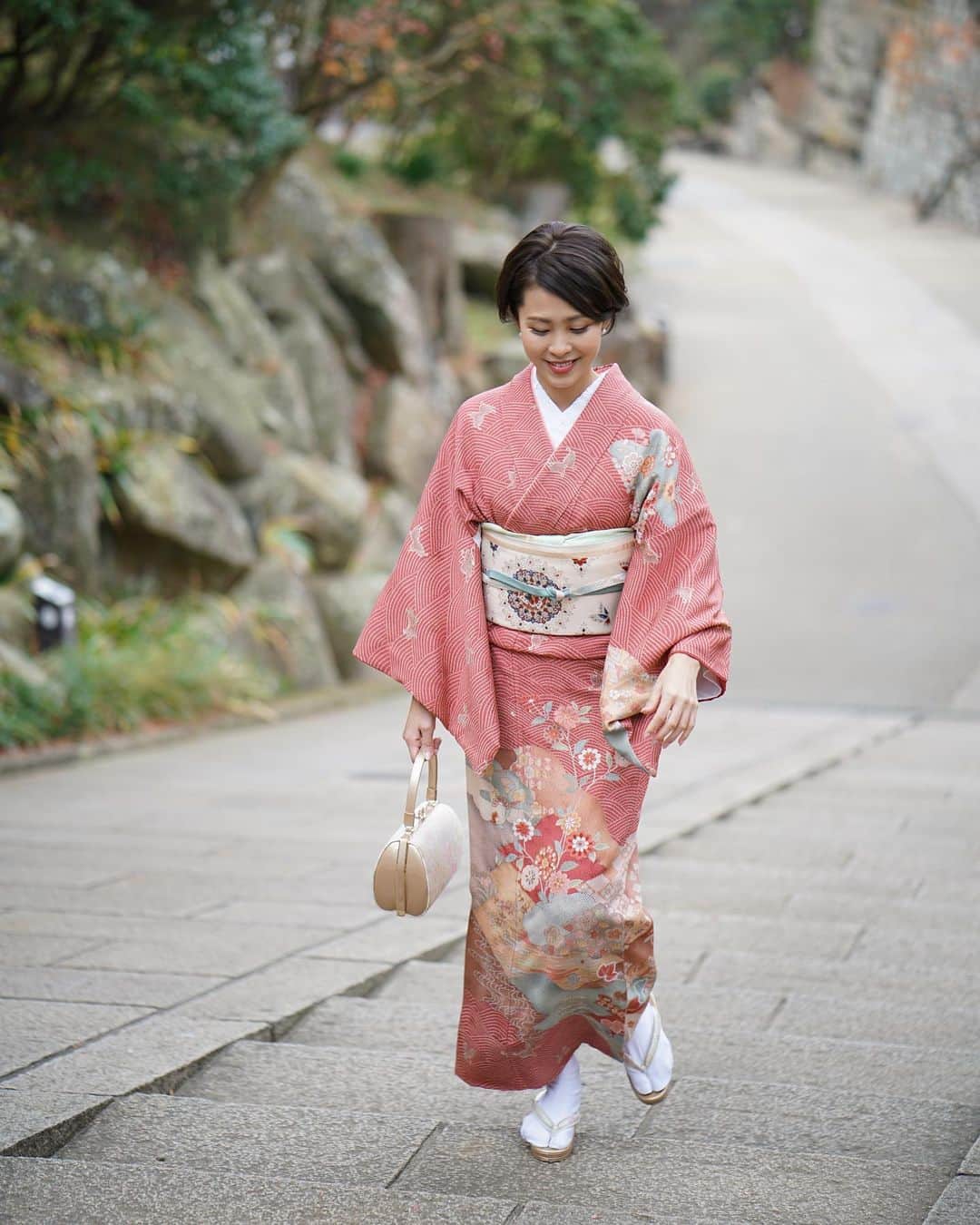 のインスタグラム：「おはよー  今週もフットワーク軽く🧚‍♀️ ひょいひょいっと😊  着物… @kamakura.kimono.kanon photo… @photogragon   #鎌倉着物花のん #鎌倉着物レンタル #着物 #和服 #訪問着 #鎌倉 #大人の着物 #美しい着物 #鎌倉着物撮影 #着物撮影 #帯締め #大人ショート #大人ショートボブ」