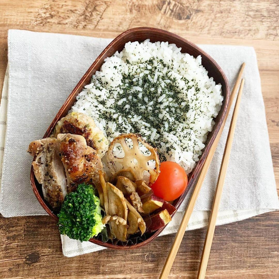 金子あきこさんのインスタグラム写真 - (金子あきこInstagram)「#お弁当 ♪ #チキンのピリ辛焼き #中華風ハンバーグ #ごぼうの山椒炒め #れんこんのソテー #フライドさつま芋 ・ ・ ・ わぁ、わぁ、わぁ、 茶色い…😱 ・ ・ ・ #男子弁当#高校生弁当#男子ママ#食べ盛り#米食#成長期#残り物#リメイクおかず#作り置き#取り置きおかず#弁当#健康#食物繊維#塩麹#発酵食品#腸内環境#美容#風邪予防#免疫力#ダイエット#管理栄養士#節約美容料理研究家#aricofood#金子あきこ」1月25日 8時00分 - akiko.7878