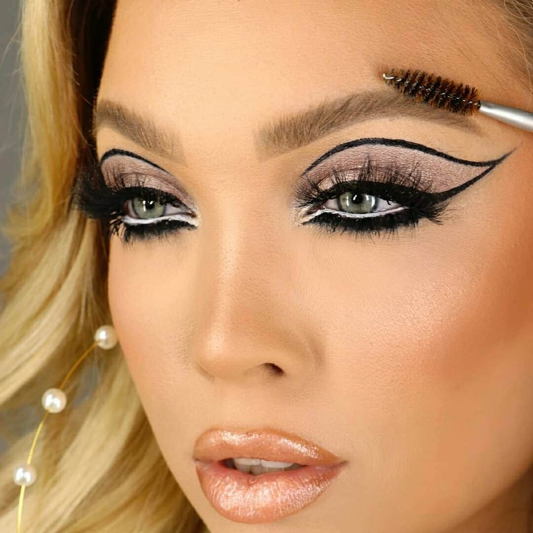 the Balmのインスタグラム：「Hi Tiffany 👋 using shade #18 of our Anne T. Dotes Tinted Moisturizer. Swipe to see her in Tinted Moisturizer only 🔥 @dolledupluxe   #thebalm #thebalmcosmetics #cleanbeauty #glam #beauty #complexion」