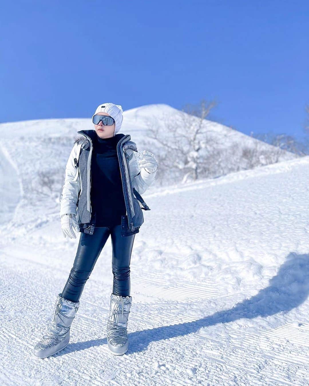 Syahriniさんのインスタグラム写真 - (SyahriniInstagram)「• 1300m Above Ground~Top Of The Mountain !  ________________ 𝓢𝓨𝓡 _______________  #PrincesSyahrini #Winter2021 #WinterWonderland」1月25日 8時08分 - princessyahrini