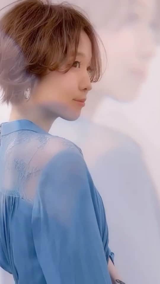 のインスタグラム：「@air_hasegawa  #サロンモデル 2つ目動画 おしゃれで上品はヘアアレンジ❤️  ・・・ 素敵なショートヘアを動画で✨  【air-YOKOHAMAでお悩みを改善するショート】﻿ ﻿ お悩みを改善し、扱いやすく、﻿ 楽にスタイリングが決まるショートスタイルを﻿ お客様と一緒につくります。﻿ ﻿ ☑︎髪が広がる﻿ ☑︎髪のボリュームが多い﻿ ☑︎絶壁が気になる﻿ ☑︎襟足が収まらない﻿ こんなお悩みがある方はぜひ！﻿ こだわりのカットでお悩み改善。﻿ ﻿ お悩みや、メニューの相談、質問等は﻿ @air_hasegawa にてDMで受け付けております！﻿ 遠慮なくどうぞ！！﻿ ﻿ 画像は保存してカウンセリングにご利用下さい。﻿ ﻿ 【感染防止策として】﻿ ・マスク着用でのご来店のお願いをしております。﻿ ・スタッフのマスク着用と、検温等による健康管理﻿ ・来店時の手指消毒と、入店時の靴裏の除菌。﻿ ・ドリンクサービスの停止﻿ ・換気、予約の制限﻿ ﻿ 出来る対策はとらせて頂いてますので、﻿ 予約の際、WEBや電話等で確認させて頂いておりますのでよろしくお願い致します。﻿ ﻿ ﻿ 担当　stylist 長谷川裕哉﻿ 〒220-0011﻿ 神奈川県横浜市西区高島2-18-1 そごう横浜店地下1　ビューティーサロン﻿ 定休日：なし （air会社行事の際お休みを頂きます。）﻿ 営業時間：10:00～20:00﻿ TEL:045-548-4646﻿ ﻿ お得な予約はプロフィールURLからぜひ！﻿ ﻿ ﻿ ﻿ #ショート #ショートボブ #ショートスタイル﻿ #ショートヘア #ハンサムショート ﻿ #マッシュショート #ショートカット﻿ #ボブ #ボブスタイル #ミニボブ﻿ #そとはねボブ #外ハネ #外ハネボブ﻿ #切りっぱなしボブ #前髪 #前髪カット﻿ #ヘアスタイル #小顔カット #似合わせカット﻿ #前下がりショート #前下がりボブ﻿ #30代ヘアスタイル #20代ヘアスタイル﻿ #横浜 #yokohama #そごう横浜﻿ #横浜美容室 #横浜ショート #横浜ボブ﻿ ﻿」