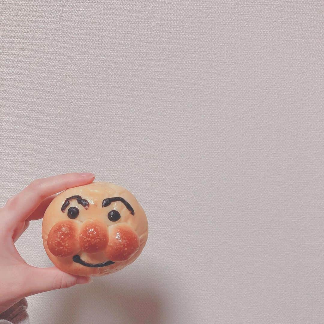 三浦菜々子さんのインスタグラム写真 - (三浦菜々子Instagram)「すごく前に撮影帰りにパン屋さん寄って買って帰ったあんぱんまん なんか愛くるしい感じがたまらず写真撮ってたの出てきた🙊  美味しいパン屋さんのパン食べたいなあ🍞」1月25日 8時13分 - miura_nanako