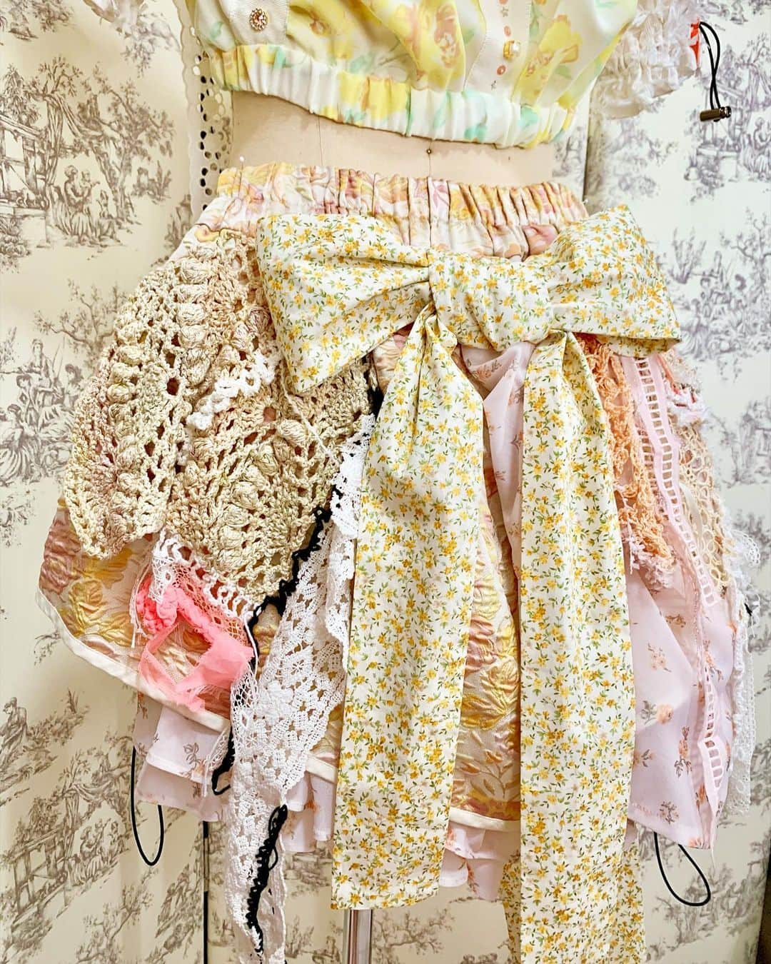 東佳苗さんのインスタグラム写真 - (東佳苗Instagram)「costume detail❤︎❤︎❤︎ 前回の衣装に引き続きにっちゃん要望の大きめフード✩ ドロワーズとランニングパンツを重ねたようなデザインに後ろリボンでアイドルっぽく🎀🌼 見頃はシャリーングを寄せたギャザーの上からリボンで抑えて、袖とショートパンツに横ラインでスポーティな雰囲気なので、ビジューやニットとかレースのディテールでガーリーにまとめました✩✵✯✰  #西井万理那 #zoc #縷縷夢兎　#rurumu」1月25日 8時15分 - usagi_kanae