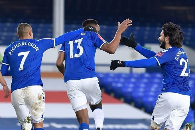 アンドレ・ゴメスさんのインスタグラム写真 - (アンドレ・ゴメスInstagram)「🔵 We go through the @emiratesfacup 5th Round! Good job lads!   Congrats for your first team’s debut Tyler and Thierry 😉  @everton #COYB」1月25日 8時16分 - aftgomes21