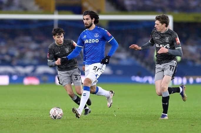 アンドレ・ゴメスのインスタグラム：「🔵 We go through the @emiratesfacup 5th Round! Good job lads!   Congrats for your first team’s debut Tyler and Thierry 😉  @everton #COYB」