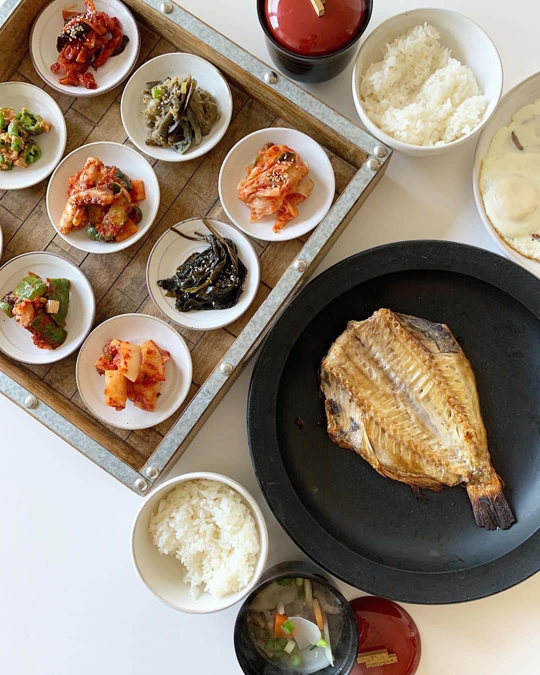 高木りなのインスタグラム：「週末のお昼ごはん 今日は根菜たっぷりの豚汁！ 大人用に韓国の常備菜も並べて あとはお魚と目玉焼きを焼いて。 日韓ごちゃ混ぜのお昼ご飯となりました。 #次男くん食べながら寝落ち #豚汁も手掴みです🙌🏻  주말의 점심 일본 된장국(#돈지루)에다가  생선굽고 계란후라이 만들고  어른은 한국 밑반찬도 #둘째는먹으면서잠...zzz . . #おうちごはん #週末ごはん #お昼ごはん #韓国料理 #器 #器好き #집밥 #주말밥상 #점심메뉴 #리나스테이블 #rinastable #homemadelunch #lunchtime #weekend #losangeles #california」