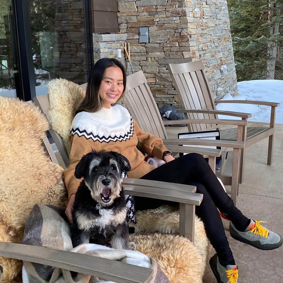 ジェイミー・チャンのインスタグラム：「Just me and my arrow. An @ewokgreenberg appreciation post. 80% schnauzer 20% Asshole. Don’t be fooled by his cuteness.」