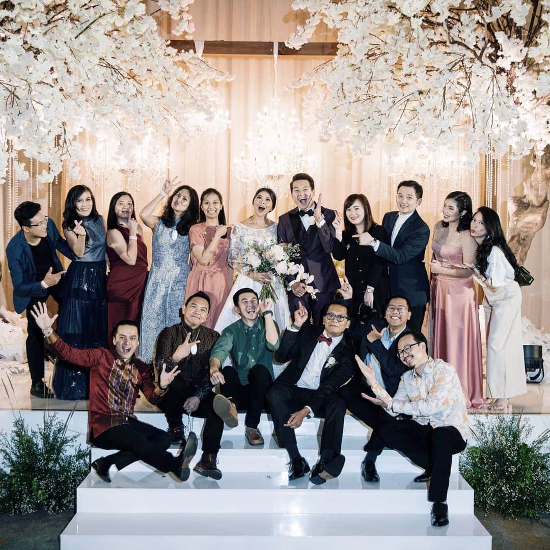 グレイシア・ポリーのインスタグラム：「These are the people who walked with me and @felixdjimin in the process and will always walk together until forever. Our lovely TSB Family ++ 😅🤎🤎 Love them dearly. #WALKWITHTHEWISE  "Show me your friends, I'll show you your future." JR」