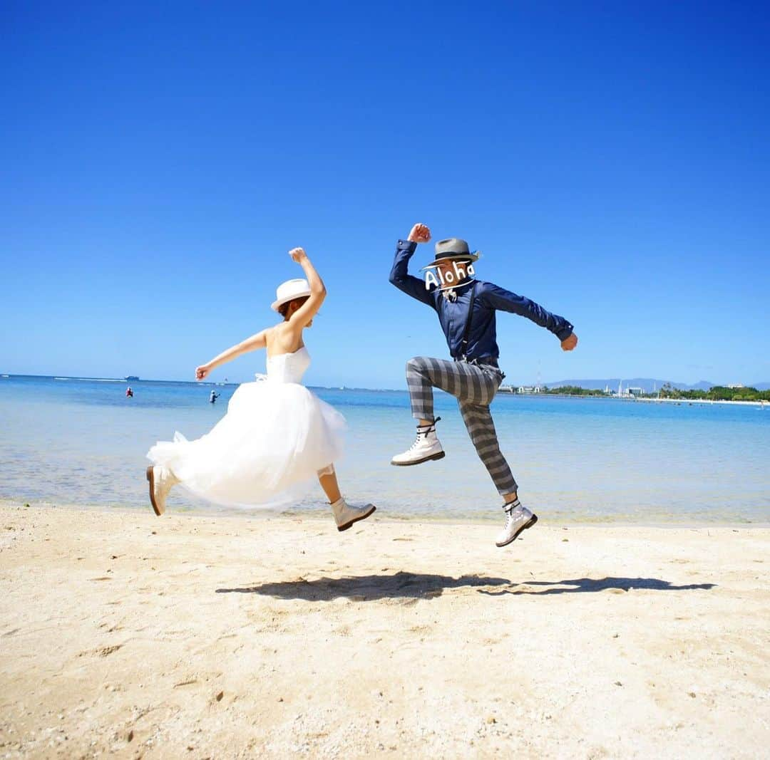 東里梨生さんのインスタグラム写真 - (東里梨生Instagram)「38回目の誕生日＆6回目の結婚記念日でした。  お祝いのメッセージやコメントや LINE、たくさんありがとございます‼️🙏🏻🙏🏻😭 ゆっくりお返ししていきますね。  さ、一週間がスタート。 気づけば 一月がもう終わりますね💦  皆さん元気に無理なく、 ポジティブシンキングで 頑張りましょ👍  #結婚式 #hawaii  この時はカメラマンさんの指示に したがってジャンプしたものの #私もダンナハーンも #こんな陽キャではないw #今見てもちょっとかゆい😂」1月25日 8時33分 - aizatorio_yanawaraba