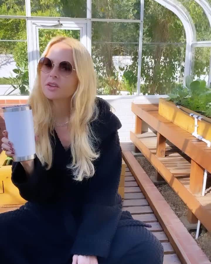レイチェル・ゾーのインスタグラム：「New Year new me..at 7:30am this is where you will find me @rbermanus #happy #greenhouse life 🙏🏻🥬🍅💐🪴🥀 Go to my IG stories to get a preview of my garden in progress #sustainableliving 🎋🍃」
