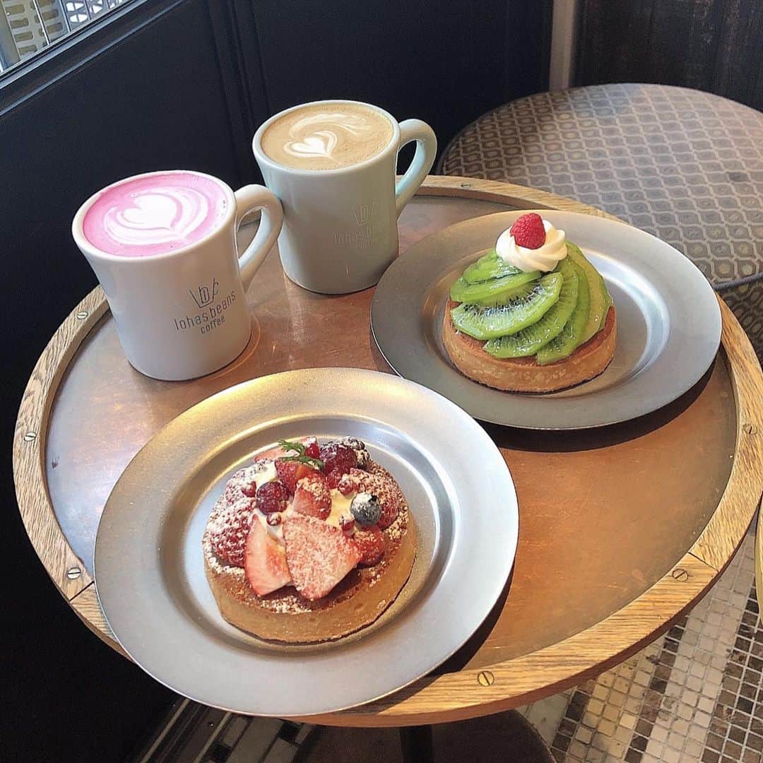 のインスタグラム：「． ★#表参道カフェ ★  用事済ませてから一休み　☕️  #表参道　にある @lohasbeanscoffee  久々に行ったよ！  #新メニュー の #ホワイトビーツラテ をオーダー☕️ ピンクで見た目可愛い💕  ケーキも食べれて満足♪  #表参道グルメ #omotesando  #omotesandocafe #ケーキ #フルーツケーキ #ひとやすみ  #休憩#cafe#lohasbeanscoffee #café #cafestagram  #インスタ映え #インスタフード  #インスタ探検隊 #デザート #ラテアート #latteart  #latte #coffee#instacake  #instacafe#tokyocafe  #東京ケーキ #東京カフェ」