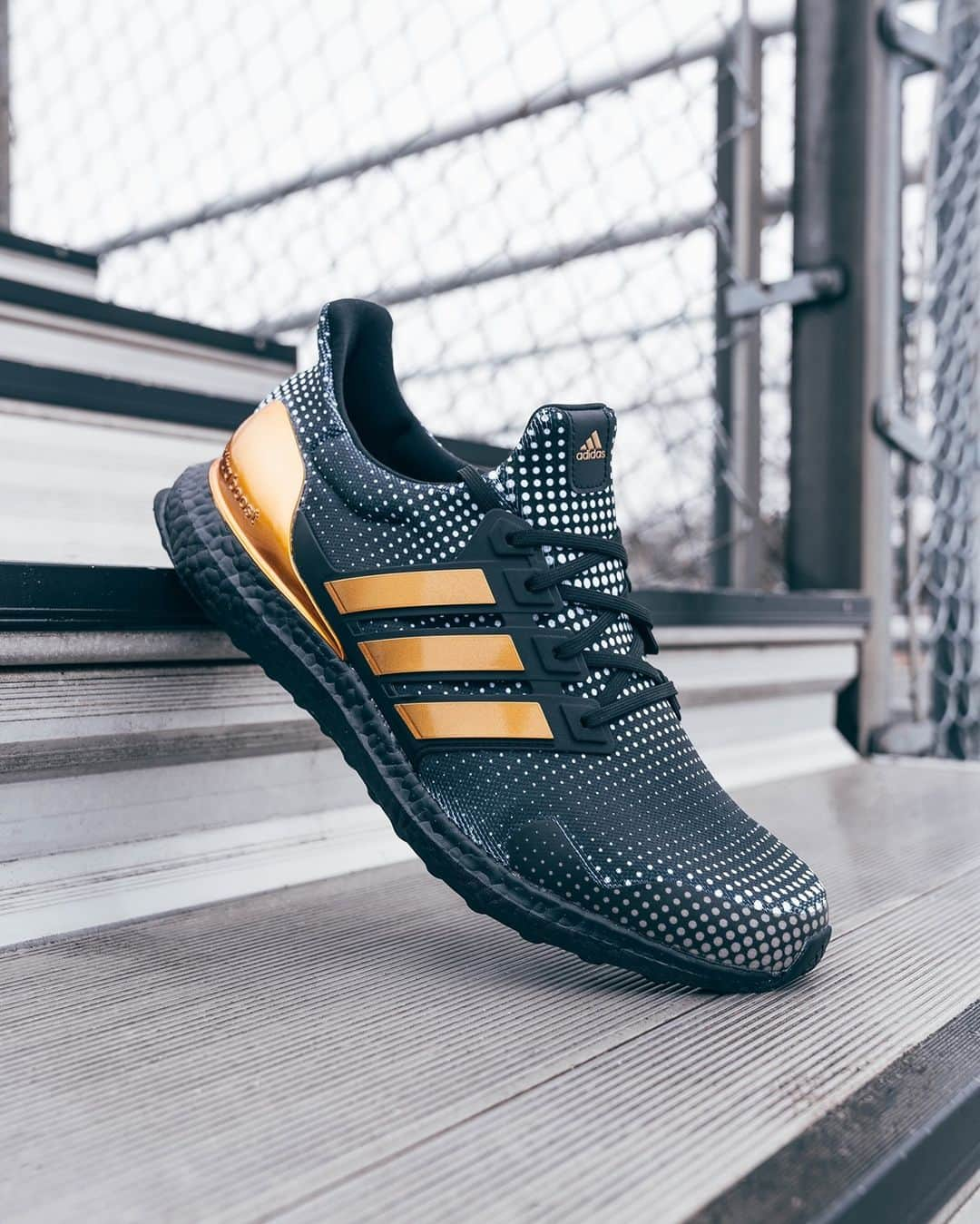 Foot Lockerさんのインスタグラム写真 - (Foot LockerInstagram)「To gain an edge on game  day. The #adidas Ultraboost pays tribute to @PatrickMahomes with gold  details. Available now online!」1月25日 8時50分 - footlocker