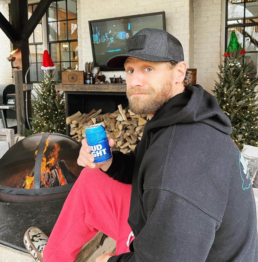 チェイス・ライスのインスタグラム：「Watching the same shit I watched when I was literally in high school. Tom Brady winning football games. Cheers to beer, fire, football, and Christmas trees still being up in January.」