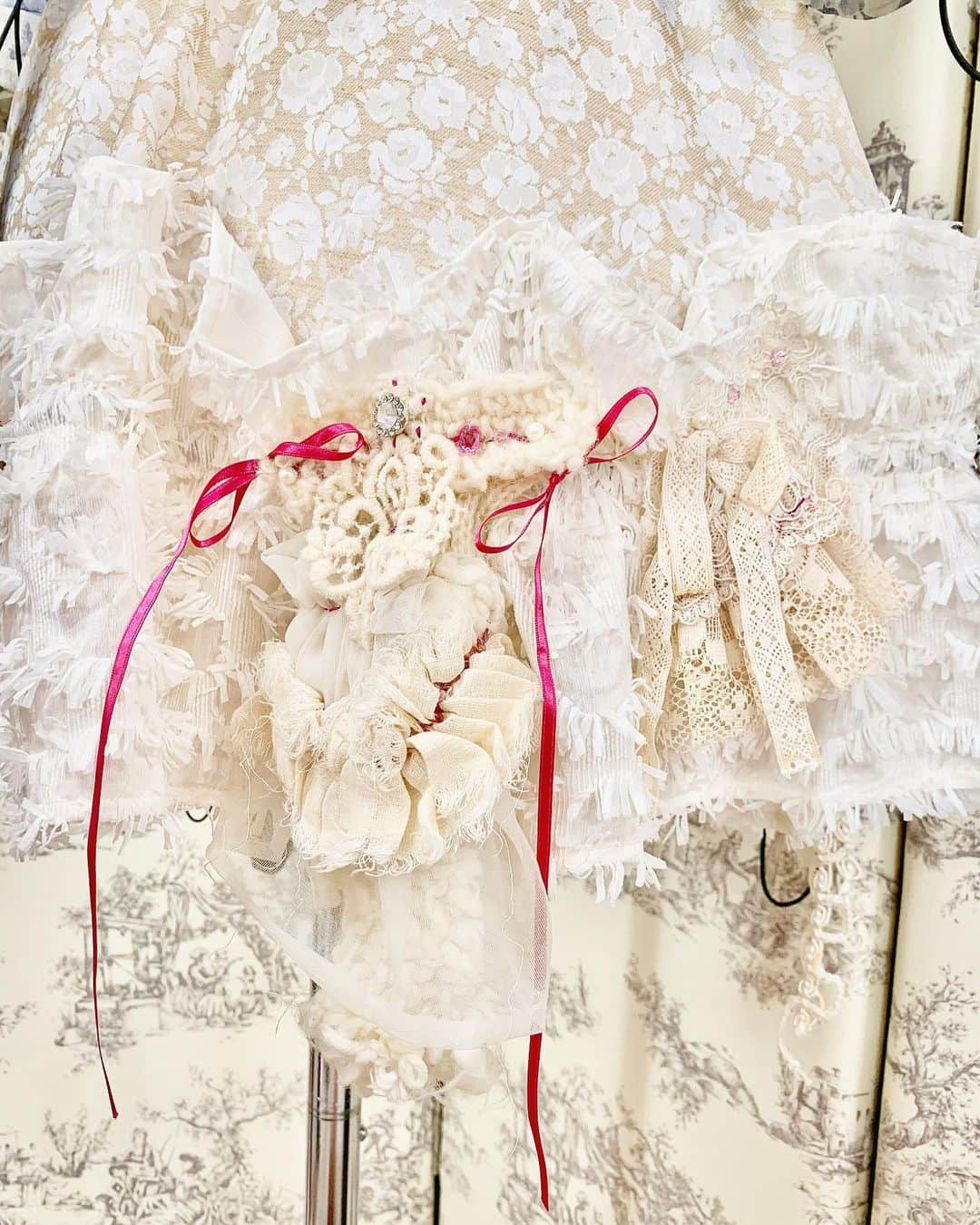 東佳苗さんのインスタグラム写真 - (東佳苗Instagram)「costume detail❤︎❤︎❤︎ まろはガーリーかつ優等生感を出したかったので、ジャケット型のデザインに大きな衿とエプロンのついたようなギャザースカートでガーリーにまとめました❀❀❀ メタルロゴは衿にMA RO で入ってます❤︎ 見頃にニットのお花❀❁❀❁が散りばめられてます𖧷✨ #巫まろ #zoc #縷縷夢兎　#rurumu」1月25日 8時42分 - usagi_kanae