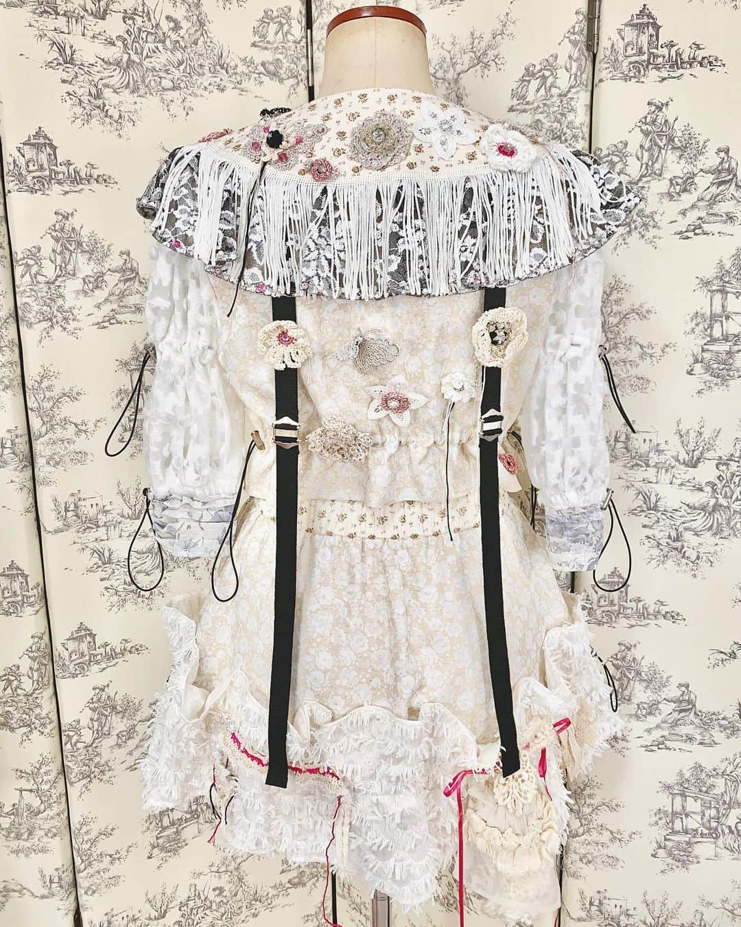 東佳苗さんのインスタグラム写真 - (東佳苗Instagram)「costume detail❤︎❤︎❤︎ まろはガーリーかつ優等生感を出したかったので、ジャケット型のデザインに大きな衿とエプロンのついたようなギャザースカートでガーリーにまとめました❀❀❀ メタルロゴは衿にMA RO で入ってます❤︎ 見頃にニットのお花❀❁❀❁が散りばめられてます𖧷✨ #巫まろ #zoc #縷縷夢兎　#rurumu」1月25日 8時42分 - usagi_kanae