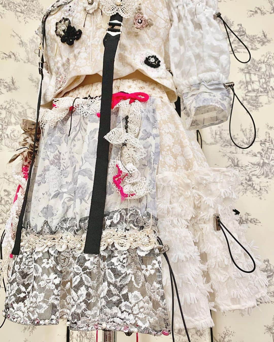 東佳苗さんのインスタグラム写真 - (東佳苗Instagram)「costume detail❤︎❤︎❤︎ まろはガーリーかつ優等生感を出したかったので、ジャケット型のデザインに大きな衿とエプロンのついたようなギャザースカートでガーリーにまとめました❀❀❀ メタルロゴは衿にMA RO で入ってます❤︎ 見頃にニットのお花❀❁❀❁が散りばめられてます𖧷✨ #巫まろ #zoc #縷縷夢兎　#rurumu」1月25日 8時42分 - usagi_kanae