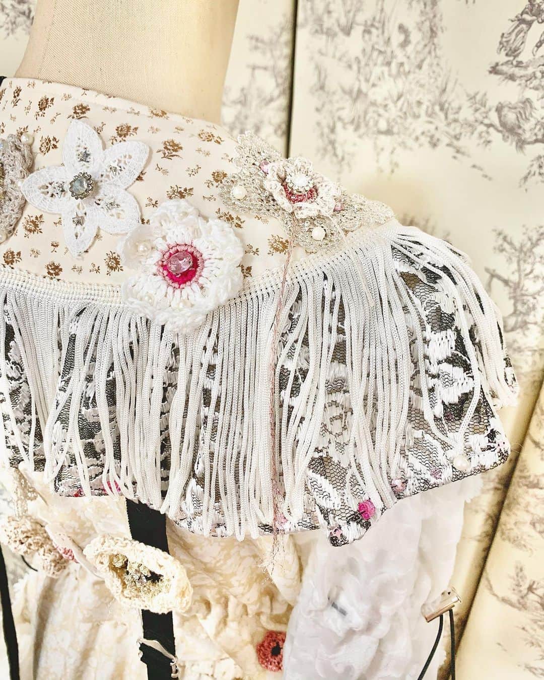 東佳苗さんのインスタグラム写真 - (東佳苗Instagram)「costume detail❤︎❤︎❤︎ まろはガーリーかつ優等生感を出したかったので、ジャケット型のデザインに大きな衿とエプロンのついたようなギャザースカートでガーリーにまとめました❀❀❀ メタルロゴは衿にMA RO で入ってます❤︎ 見頃にニットのお花❀❁❀❁が散りばめられてます𖧷✨ #巫まろ #zoc #縷縷夢兎　#rurumu」1月25日 8時42分 - usagi_kanae