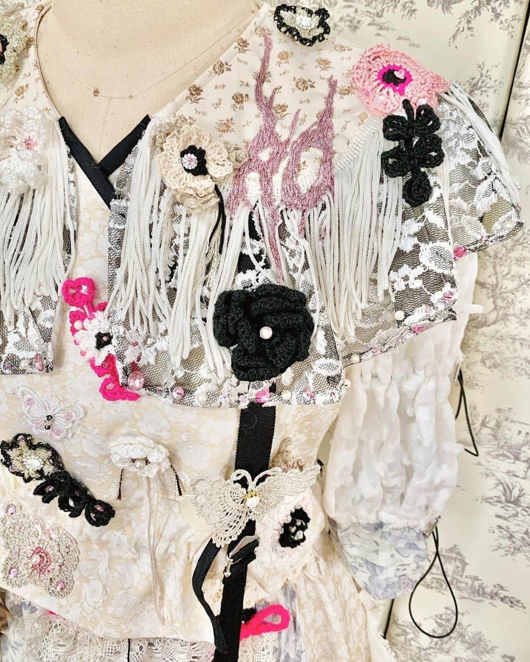 東佳苗さんのインスタグラム写真 - (東佳苗Instagram)「costume detail❤︎❤︎❤︎ まろはガーリーかつ優等生感を出したかったので、ジャケット型のデザインに大きな衿とエプロンのついたようなギャザースカートでガーリーにまとめました❀❀❀ メタルロゴは衿にMA RO で入ってます❤︎ 見頃にニットのお花❀❁❀❁が散りばめられてます𖧷✨ #巫まろ #zoc #縷縷夢兎　#rurumu」1月25日 8時42分 - usagi_kanae