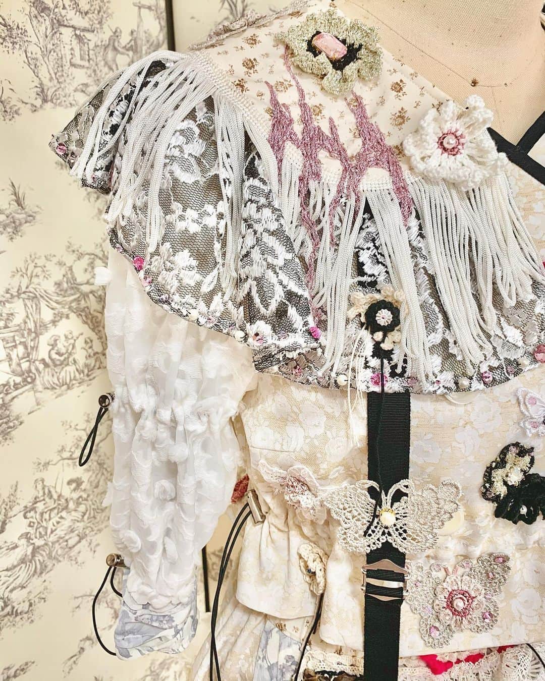 東佳苗さんのインスタグラム写真 - (東佳苗Instagram)「costume detail❤︎❤︎❤︎ まろはガーリーかつ優等生感を出したかったので、ジャケット型のデザインに大きな衿とエプロンのついたようなギャザースカートでガーリーにまとめました❀❀❀ メタルロゴは衿にMA RO で入ってます❤︎ 見頃にニットのお花❀❁❀❁が散りばめられてます𖧷✨ #巫まろ #zoc #縷縷夢兎　#rurumu」1月25日 8時42分 - usagi_kanae