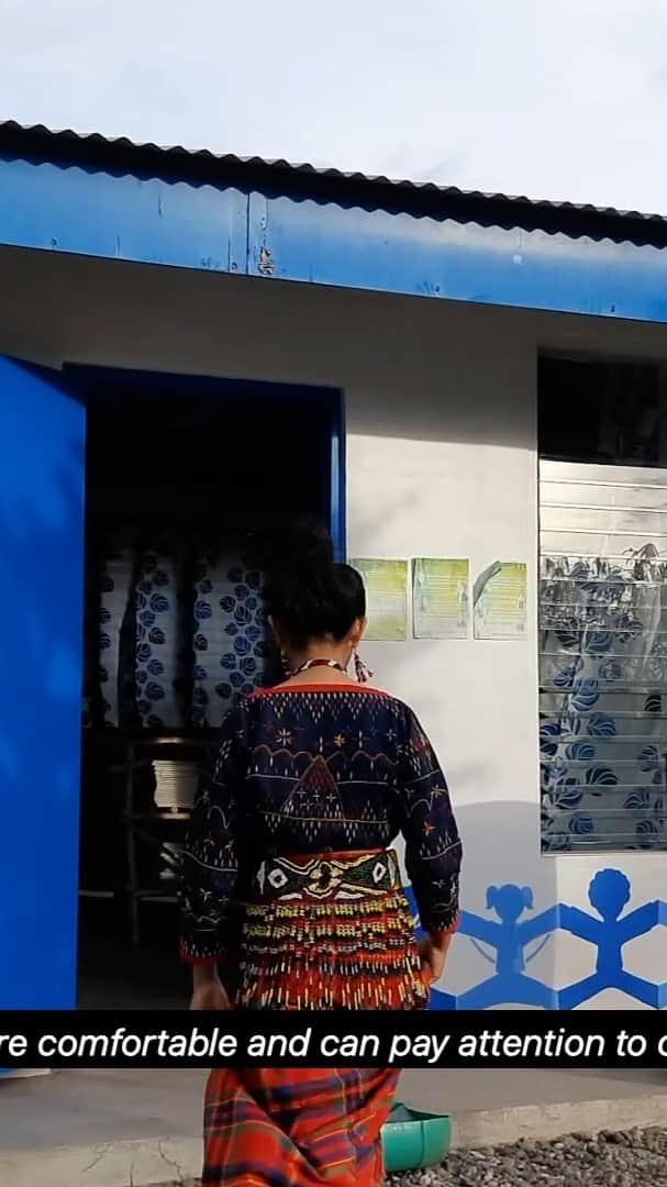 Vita Coco Coconut Waterのインスタグラム：「At Vita Coco we believe that when we invest in education, we can help empower our coconut farming communities. So in 2019, in partnership with our friends at @hopeinabottleph, we built two new classrooms and installed solar panels at COLOT IP School, to support the students that would travel 3-5 hours every week just to learn. Because of the new classrooms, enrollment increased by 220% and 40 families relocated their homes to build a community around the school. In COLOT, education literally powered a new village, and we’re so excited to see it continue to grow.  For every like on this post, we’ll donate $1 towards our new classroom fund (up to $10,000), which will go towards building a second facility that can double as a community center.  #InternationalDayOfEducation」