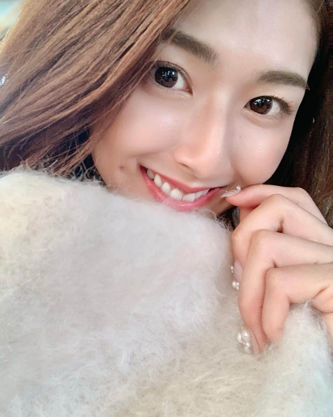 のインスタグラム：「愛用している @eyecoffret をご紹介❤️  私が付けてるカラーはライトブラウンのベースメイク✨ 馴染みが良くてすごくナチュラルなの！ カラコンはナチュラルしか着けない派🤲  超薄型レンズだから着け心地も抜群♡ 肌の色素沈着の原因となる紫外線カット付き☺️💕  他にもカラーがあってお出かけのシーンに合わせて 選べるから嬉しい✨✨  販売名:シード Eye coffret 1day UV-M 承認番号:23000BZX00077000  . . . . #アイコフレ #eyecoffret #カラコン #カラコンレポ #サークルレンズ #ベースメイク #pr」