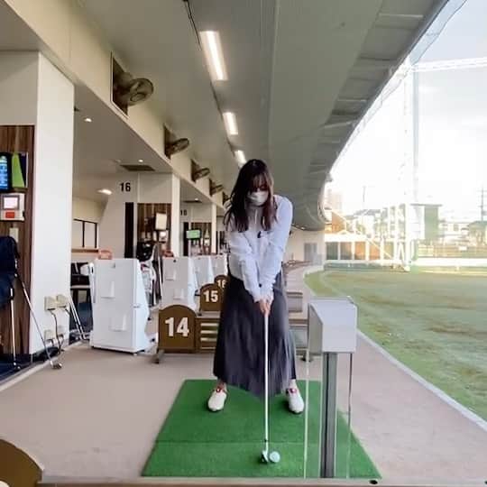 hina2221のインスタグラム：「久々に練習きた☺️ 最近練習しなすぎて反省中です🙄 この前のラウンドで叩きすぎて、メンタルやられたのでせっせと頑張ります❤️ 早く元のスコアーに戻りたい😂😂 . . .  #ゴルフ#ゴルフ女子#筋トレ女子#ゴルフウェア#ゴルフコーデ#pxg#ゴルフスイング#スイング動画#ゴルフ練習#ゴルフ好き#インスタゴルフ#ゴルフ仲間#スポーツ女子#스포츠#골프#골프웨어#高尔夫球#golf#golfgirl#golfswing#golfwear#กอล์ฟ #しぶのひなこ #しぶのひなこに憧れて #渋野日向子#  @hina22221」