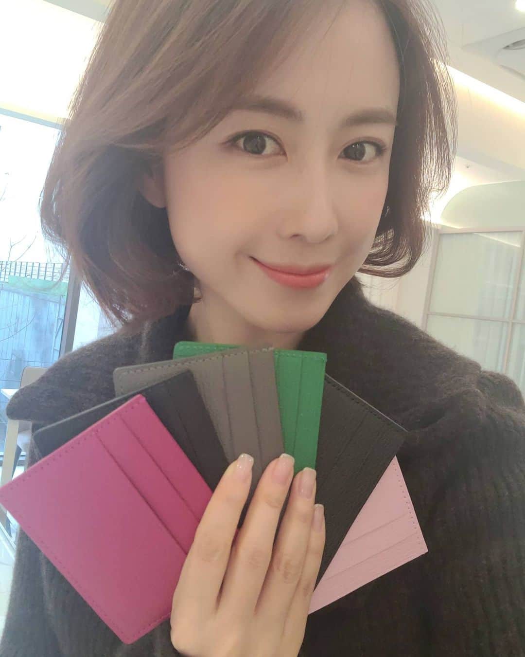 ホン・ウニさんのインスタグラム写真 - (ホン・ウニInstagram)「짜잔*** open***공지요^^ 잠시후 10시에 열어둘께요 (프로필에 링크있어요)  이름은 #씬포켓 으로 정했어요 @sindonhja9 님이 주셨어요 (홍은희닷컴 홈페이지에  톡톡문의창을 통해 주소 보내주세요)  여러분의 좋은아이디어 많았어요  @minji.jeong1031 classy @seonghyi0625  핏포켓 (두분도 선물챙겨드릴께요 같은 방법으로 연락해 주세요) 너무 감사합니다   이번 아이템은 2개선택하시는 구성이라 일부 인기컬러 조기품절될수 있어용~  @hehbyheh  헤바이헤 오피셜 계정입니다  좋은소재로만  최상의 퀄리티를 보여드리고자 항상 노력할게요」1月25日 8時53分 - pinkeh2015