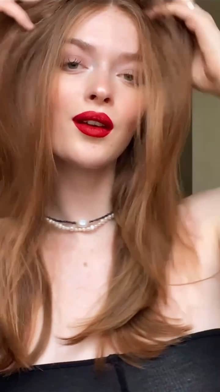 Larsen Thompsonのインスタグラム：「Why tho?♥️💋 #redlips #model」