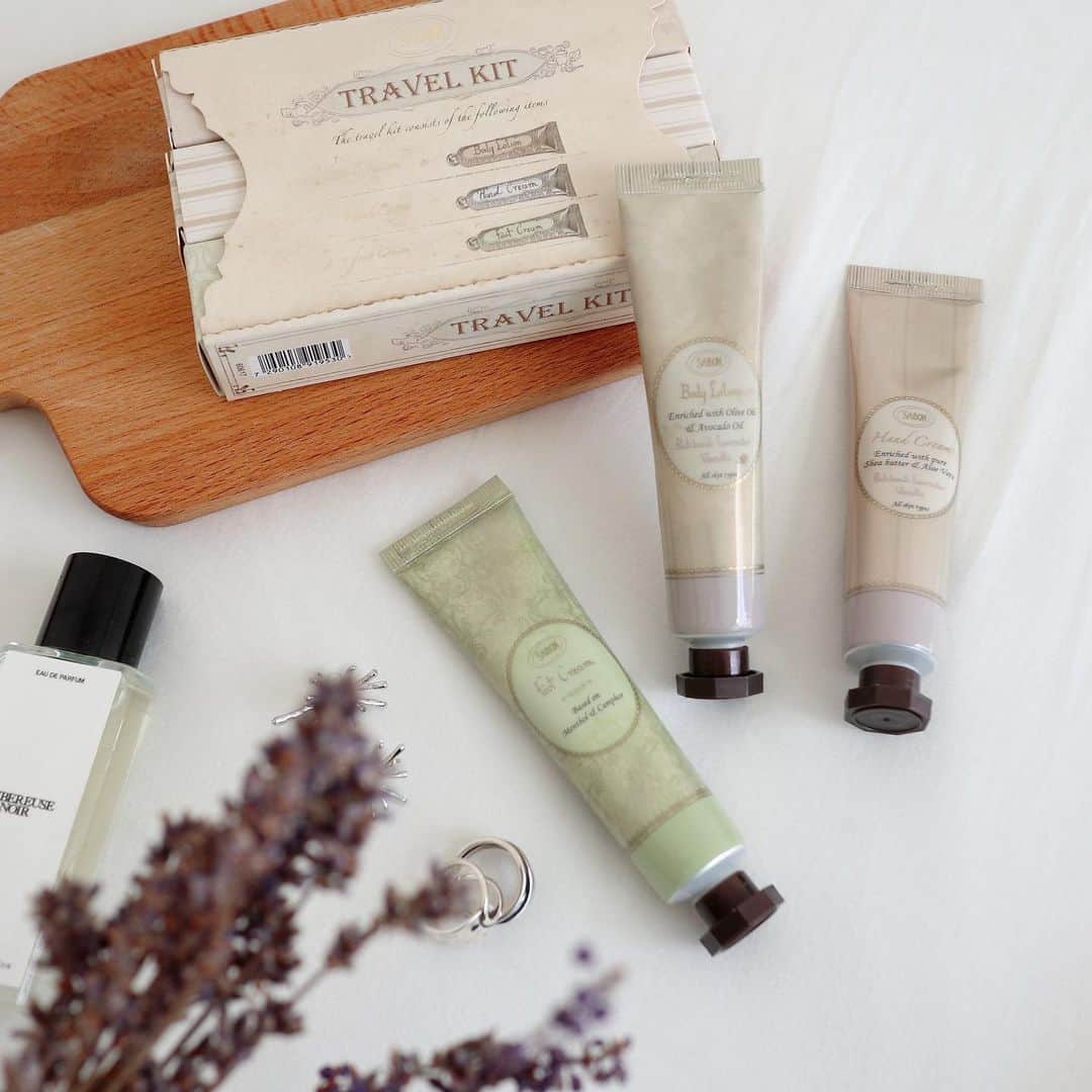 リナのインスタグラム：「SABON 🧼  アウトレットで購入した SABONのTravel Kit✈️  ラベンダーパチュリーの香りが大好きで 夜な夜な大切に使ってる🌙 そろそろハンドクリームがなくなりそう💦  節約を兼ねて始めた#ポイ活 🌟 ポイントが貯まるのが楽しくなってきた 今日この頃❤︎  ......................................................... @pointincome_official #サボン #SABON #パチュリラベンダーバニラ  #ハンドケア #節約術 #ポイ活 #ポイントインカム #ポイントサイト #ポイ活デビュー #stbook」