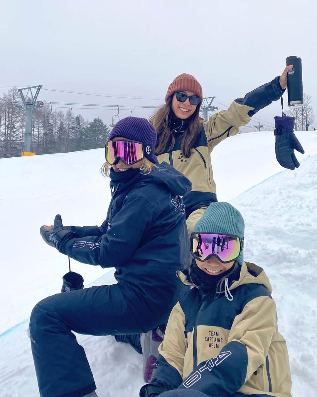 MiChiさんのインスタグラム写真 - (MiChiInstagram)「The first very first time I went snowboarding was like 17 hrs ago in Switzerland, and I ended up in a car crash on the way home and went straight to the hospital. The second time (this past weekend), I ended up with a fractured arm  just 2 hrs into my lesson... and went straight to the hospital. 😂 I know the Third time is going to be great!! Can’t wait to go again!! 😍🙌. Still enjoyed climbing and getting some nature therapy 🙏✨ Thank you for all your sweet messages on my stories🖤🖤 (It took me so long to type this with my left hand. Lol) . 初めてスノボーに行ったのが１７年のスイス。帰り道に事故にあって山道で車がひっくり返って病院。人生２回目のスノボー(先週) は、着いて２時間後に右腕骨折。。で、そのまま病院😅 3度目はきっと最高なはず！！笑笑　 また治ったら早く行きたい‼︎ 🤍🤍🤍 初日にやっちゃってちょっと(だいぶw) 落ちたけど、切り替えて山登りしたり森の中に座って森林浴✨ 暫く絵も描けないし、ギターも弾けないけどきっとなんか新しい発見があるはず‼︎  Gotta Stay Positive やな🙌🙌 みんなストーリーズで沢山メッセージくれてありがとうね❤️ 大丈夫だからね☺️. . #thirdtimelucky#3度目の正直#shithappens #snowboarding#snow#snowymountains#naturetherapy#gentemwomens#gentemstick#スノボー#やっちゃった ♡」1月25日 9時06分 - michimadness